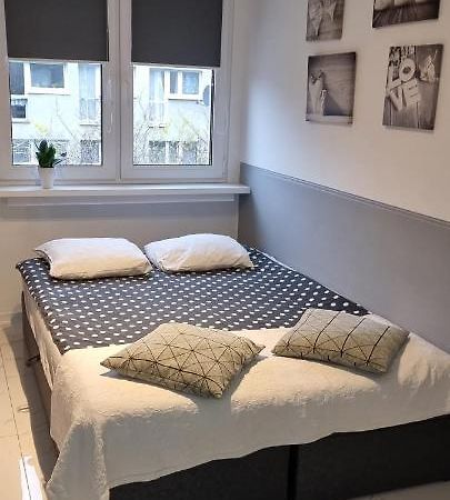 Nighthost Robotnicza 32 M248 Wroclaw Free Parking Daire Oda fotoğraf