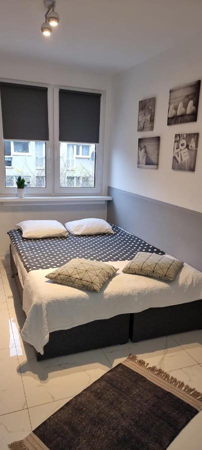 Nighthost Robotnicza 32 M248 Wroclaw Free Parking Daire Oda fotoğraf